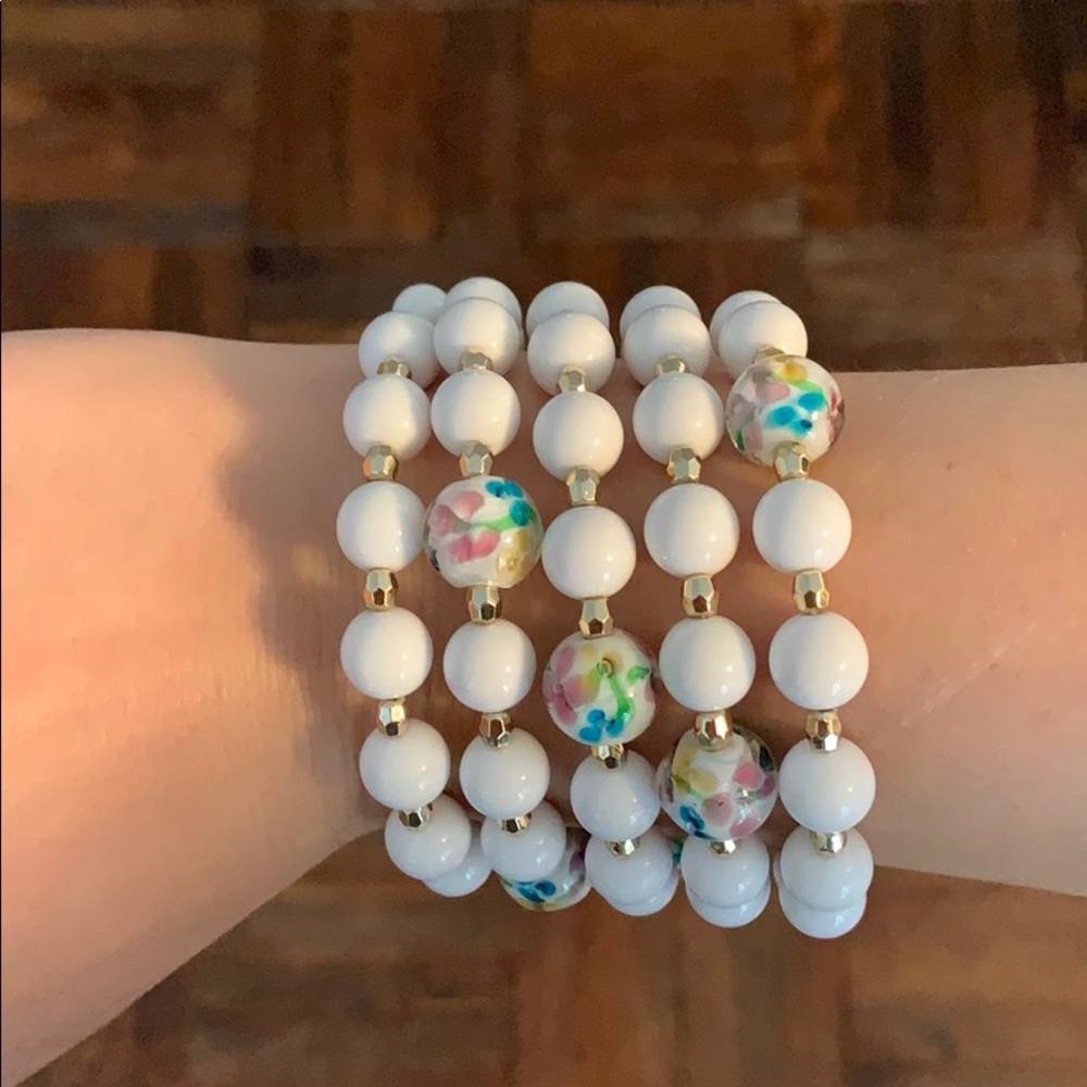 White beaded wrap bracelet w/floral accent beads